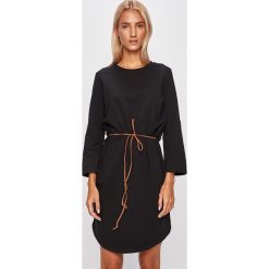 Jacqueline de Yong - Sukienka. Niebieskie sukienki damskie Jacqueline de Yong, s, bez wzorów, z bawełny, casualowe, bez kołnierzyka, bez ramiączek. Za 89.90 zł.
