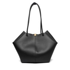 Torebka Coccinelle. Czarne torebki do ręki damskie Coccinelle, bez wzorów, klasyczne, bez dodatków. Za 1,439.00 zł.