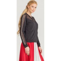 BLUZA KELLY Guess. Czarne bluzy damskie Guess, l, z aplikacjami, z koronki, bez kaptura. Za 399.00 zł.