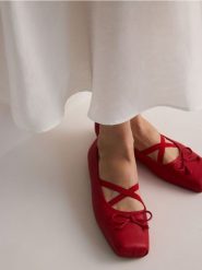 Baleriny z kokardą - czerwony. Czerwone mokasyny damskie Reserved, ze skóry. W wyprzedaży za 99.99 zł.