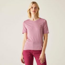 Koszulka turystyczna damska Fingal V-Neck. Czerwone koszulki sportowe damskie Regatta, bez wzorów, z poliesteru, sportowe, bez kołnierzyka. W wyprzedaży za 59.99 zł.