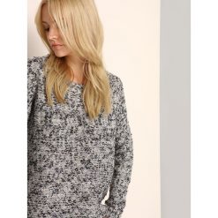 SWETER DŁUGI RĘKAW DAMSKI. Szare swetry damskie TOP SECRET, na jesień, bez wzorów, z dzianiny, klasyczne, bez kołnierzyka, bez ramiączek, długie, bez kaptura. W wyprzedaży za 49.99 zł.