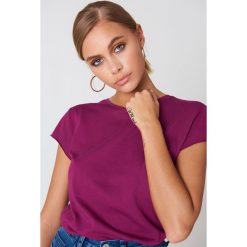 NA-KD Basic T-shirt z surowym wykończeniem - Purple. T-shirty damskie marki NA-KD Basic. Za 27.95 zł.