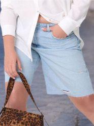 Szorty jeansowe high waist PLUS SIZE - niebieski. Niebieskie szorty damskie Sinsay, plus size, bez wzorów, z jeansu, z podwyższonym stanem. W wyprzedaży za 45.99 zł.