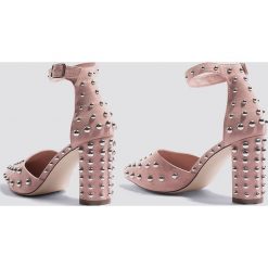Josefin Ekström for NA-KD Czółenka w szpic zdobione ćwiekami - Pink. Różowe czółenka damskie Josefin Ekström for NA-KD. Za 242.95 zł.