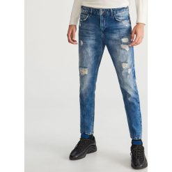Przecierane jeansy - Niebieski. Niebieskie jeansy męskie Reserved. Za 149.99 zł.