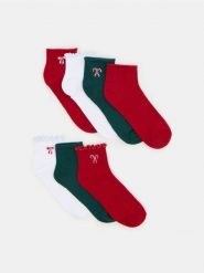 Prążkowane skarpetki z motywem świątecznym 7 pack - wielobarwny. Skarpety damskie Sinsay, bez wzorów, prążkowane. Za 22.99 zł.