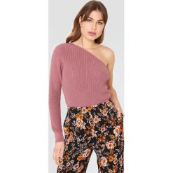 NA-KD Sweter oversize na jedno ramię - Pink. Swetry damskie marki NA-KD. W wyprzedaży za 70.97 zł.
