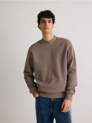 Bluza ze strukturalnej dzianiny - brązowy. Brązowe bluzy męskie Reserved, l, bez wzorów, z dzianiny, bez kaptura. W wyprzedaży za 79.99 zł.