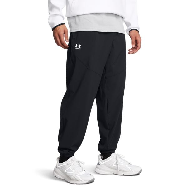 Under Armour VIBE WOVEN JOGGER Spodnie męskie. Czarne spodnie sportowe męskie Under Armour, l, bez wzorów, z materiału, na fitness i siłownię. W wyprzedaży za 179.99 zł.