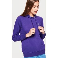 Bluza hoodie - Fioletowy. Fioletowe bluzy damskie Cropp. Za 69.99 zł.