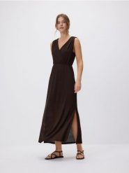 Sukienka maxi z wiązaniem - brązowy. Brązowe sukienki damskie Reserved, l, bez wzorów, z dzianiny, bez kołnierzyka, bez ramiączek, maxi, rozkloszowane. W wyprzedaży za 89.99 zł.