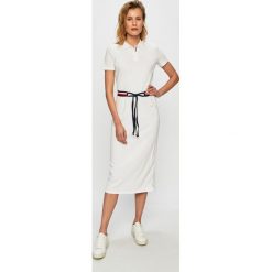 Tommy Hilfiger - Sukienka. Białe sukienki damskie Tommy Hilfiger, na co dzień, l, bez wzorów, z bawełny, casualowe, bez kołnierzyka, bez ramiączek, midi, proste. Za 499.90 zł.