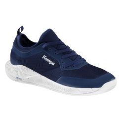 Buty halowe Kempa Kourtfly. Białe buty sportowe męskie Kempa, bez zapięcia, do piłki ręcznej. W wyprzedaży za 581.50 zł.