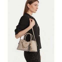 Torebka Guess. Białe torebki do ręki damskie Guess, z aplikacjami, bez dodatków. Za 186.99 zł.