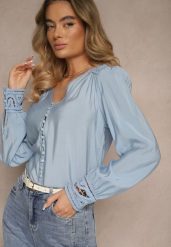Jasnoniebieska Koszula Ozdobiona Ażurowym Wzorem Erivora. Niebieskie bluzki damskie Renee, l, z aplikacjami, z jeansu, eleganckie, bez kołnierzyka, bez ramiączek. Za 109.99 zł.