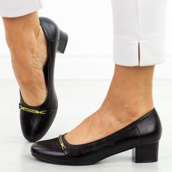 Czarne czółenka damskie na obcasie M.Daszyński Sa210-12. Czarne czółenka damskie M.Daszyński, z aplikacjami, ze skóry, biznesowe, z okrągłym noskiem, bez obcasa, na obcasie, bez zapięcia. Za 179.00 zł.