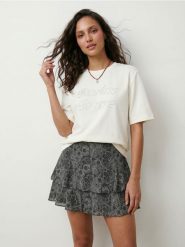 Koszulka z cyrkoniowym napisem, z domieszką wiskozy - kremowy. Białe t-shirty damskie Sinsay, l, bez wzorów, z wiskozy, bez kołnierzyka. Za 29.99 zł.