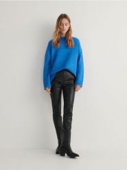 Spodnie z imitacji skóry - czarny. Czarne spodnie materiałowe damskie Reserved, l, bez wzorów, ze skóry. W wyprzedaży za 29.99 zł.