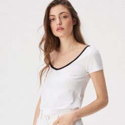 T-shirt z kontrastową lamówką - Biały. T-shirty damskie marki Sinsay. Za 19.99 zł.