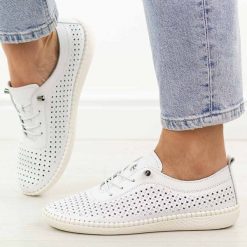 Białe ażurowane skórzane półbuty damskie T.Sokolski 2023-1. Białe półbuty damskie Sokolski, na jesień, bez wzorów, z jeansu, klasyczne, z okrągłym noskiem, bez obcasa, na płaskiej podeszwie, bez zapięcia. Za 249.00 zł.