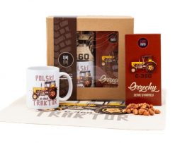 Ursus C-360 — paczka (Zawartość paczki: koszulka - torba - kubek - słodycze; Rozmiar koszulki / bluzy: 3XL (męska); Kolor koszulki / bluzy: jasnoszary. Szare bluzy męskie nikiniki, m, bez wzorów, z bawełny, z kapturem. Za 169.00 zł.