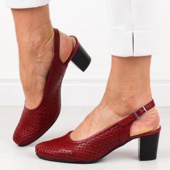 Czerwone skórzane ażurowe Polskie czółenka damskie bez pięty Gregors 641. Czerwone sandały damskie GREGORS, w ażurowe wzory, z materiału, bez obcasa, na obcasie, bez zapięcia. Za 399.00 zł.