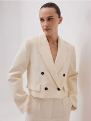 Krótka marynarka - złamana biel. Żakiety damskie Reserved, l, bez wzorów, z tkaniny. Za 229.99 zł.