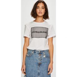 Calvin Klein Jeans - Top. Szare topy damskie Calvin Klein Jeans, z aplikacjami, z bawełny, z okrągłym kołnierzem, z krótkim rękawem. Za 279.90 zł.