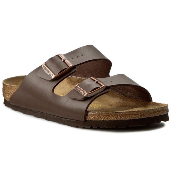 Klapki Birkenstock. Brązowe klapki damskie Birkenstock, bez wzorów, bez obcasa. Za 399.99 zł.