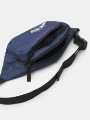 Saszetka typu nerka z napisem - granatowy. Niebieskie saszetki męskie Sinsay, sportowe, małe. Za 19.99 zł.