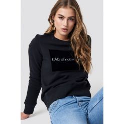Calvin Klein Sweter Institutional Flock Box Reg - Black. Bluzy damskie marki Calvin Klein. Za 404.95 zł.