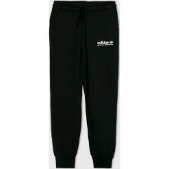 Adidas Originals - Spodnie dziecięce 140-176 cm. Czarne spodnie materiałowe dla chłopców adidas Originals, bez wzorów, z bawełny. W wyprzedaży za 129.90 zł.