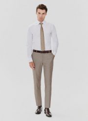 PAKO LORENTE – Beżowe spodnie garniturowe w prążek. Brązowe eleganckie spodnie męskie Pako Lorente, bez wzorów, z poliesteru. Za 299.99 zł.