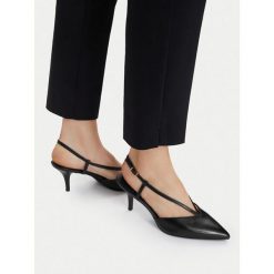 Czółenka Tamaris. Czarne czółenka damskie Tamaris, bez wzorów, bez obcasa, bez zapięcia. Za 263.99 zł.
