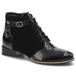 Trzewiki damskie Maciejka, skórzana cholewka z tłoczeniem sznurowanie pasek z klamrą przy kostce, czarne, 5743A-20-00-7. Czarne kozaki damskie Maciejka, ze skóry, bez obcasa. Za 390.99 zł.
