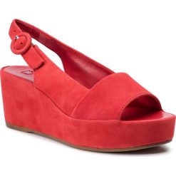 Sandały HÖGL - 7-103202 Scarlet 4300. Czerwone klapki damskie HÖGL, bez wzorów, z materiału, bez obcasa, na obcasie. W wyprzedaży za 369.00 zł.
