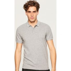 Koszulka polo w drobny wzór - Jasny szar. Szare koszulki polo męskie Reserved. W wyprzedaży za 49.99 zł.