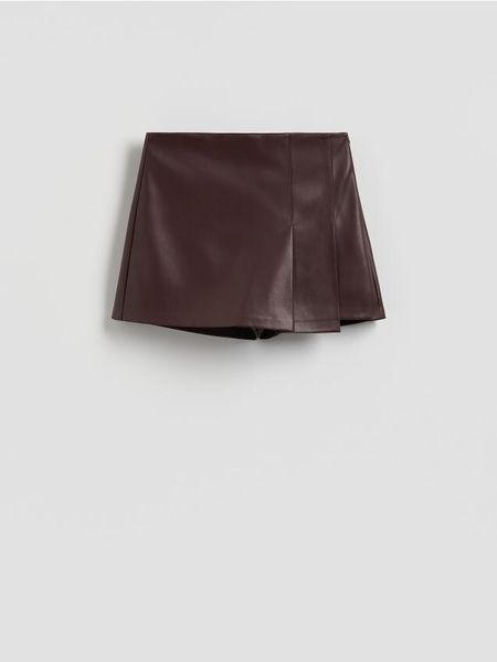 Spódnico-szorty z imitacji skóry - mahoniowy. Brązowe szorty damskie Reserved, l, bez wzorów, ze skóry. Za 119.99 zł.