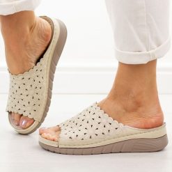 Beżowe klapki damskie Vinceza 85207. Brązowe klapki damskie VINCEZA, bez wzorów, z jeansu, casualowe, bez obcasa. Za 139.00 zł.
