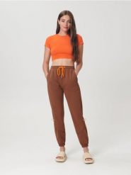 Spodnie dresowe jogger - brązowy. Brązowe spodnie dresowe damskie Sinsay, l, bez wzorów, z bawełny. W wyprzedaży za 39.99 zł.