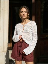 Bawełniane szorty high waist z haftem - żółty. Żółte szorty damskie Sinsay, l, bez wzorów, z bawełny, z podwyższonym stanem. Za 39.99 zł.