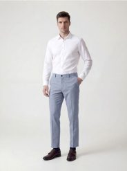 Garniturowe spodnie slim fit - jasnoniebieski. Niebieskie eleganckie spodnie męskie Reserved, bez wzorów, z tkaniny. Za 169.99 zł.