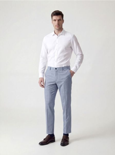 Garniturowe spodnie slim fit - jasnoniebieski. Niebieskie eleganckie spodnie męskie Reserved, l, bez wzorów, z tkaniny. W wyprzedaży za 119.99 zł.
