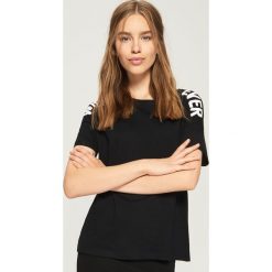 Koszulka z napisami - Czarny. Czarne t-shirty damskie Sinsay, z napisami. W wyprzedaży za 14.99 zł.