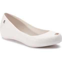 Baleriny MELISSA - Ultragirl Splash Ad 32534 White/Silver 50554. Białe półbuty damskie Melissa, bez wzorów, z materiału, bez obcasa, bez zapięcia. W wyprzedaży za 179.00 zł.