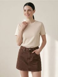 Koszulka z domieszką wiskozy - beżowy. Brązowe t-shirty damskie Sinsay, l, bez wzorów, z wiskozy, bez kołnierzyka. Za 25.99 zł.