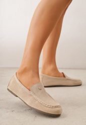 Jasnobeżowe Mokasyny VICES ze Skórzaną Wkładką i Metalową Ozdobą Aquilin. Brązowe mokasyny damskie Born2be, z materiału, klasyczne. Za 89.99 zł.