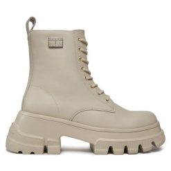 Trapery Tommy Jeans. Brązowe kozaki damskie Tommy Jeans, z jeansu. Za 479.99 zł.