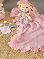 Koc z falbanką - różowy. Czerwone kocyki dla dzieci Sinsay. Za 29.99 zł.